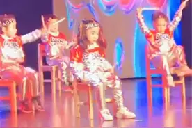 "超困小女孩"火了，在舞台C位表演睡着了，醒来还能跟上节奏图片