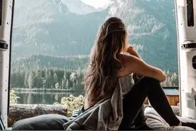 听这首《岁月神偷》流下了眼泪：愿时光能缓，愿故人不散图片