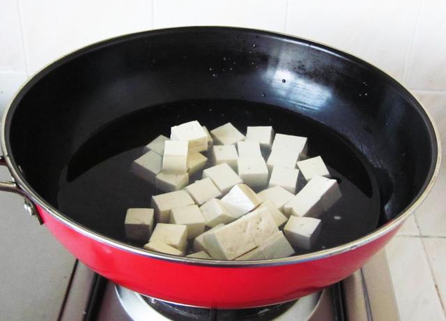 侉炖鱼，牢记“一酱二椒三料”，不一样的吃法，吃出北方人的豪迈
