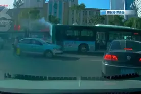 今早，52路公交车“屁股”冒烟了图片