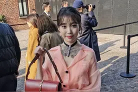 Iu大蝴蝶项链挺美，穿粉色薄纱裙，又甜又仙图片