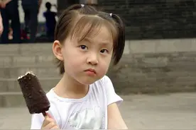 别人吃东西，孩子总喜欢盯着看，学会这几招轻松化解尴尬图片