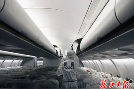 不下飞机就可完成边检手续，国际货机在汉边检时间同比缩短50%图片