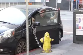 国外小伙子专治各种乱停车他的招儿实在是太绝了不禁让人为他鼓掌视频封面