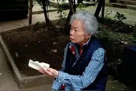 贵阳一90岁老母亲买菜回家，却被儿子关在门外死活不开门图片