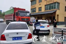 太过分了！十堰一辆洒水车被查获！车内竟然装满了...图片