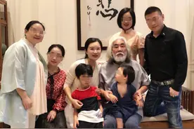 张纪中小娇妻中秋晒全家照，两个孩子颇有王子范，刘晓庆亲密探望图片