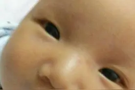 老人给满月的孙女刮眉毛导致永远长不出来了，后悔也没用图片