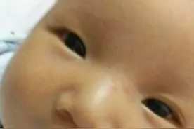 老人给满月的孙女刮眉毛导致永远长不出来了，后悔也没用图片
