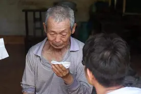 “不叫爷爷就别来”，爷爷逗4岁的孙子，孩子的回答戳痛老人的心图片