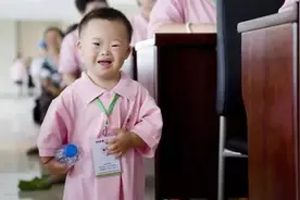 家有唐氏儿哥哥，她奉献了她的青春，但是她从来不后悔！图片