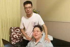 PDD女友晒PDD出院近照，暴瘦一圈，出院就玩电脑抽雪茄？图片