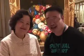 65岁老戏骨方青卓状态好，说英文派头足，曾险遇空难被老公救回命图片
