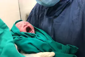 宝宝最近吃奶次数突然增多，可能不是饿了，宝妈要重视这些原因图片