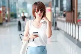 马伊琍又穿拖鞋走机场，背心配鱼尾裙勒出小肚子，素颜似路人图片