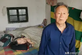 80岁孤寡老嫂瘫痪在炕上，山东潍坊76岁小叔子，爱心照料3年多图片