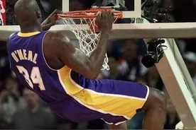 隔扣奥尼尔有多困难？NBA球场上仅两人做到，其中一位是乔丹图片