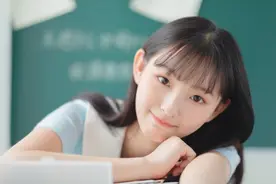 家里没人，邻居家的妹妹来找我辅导功课图片
