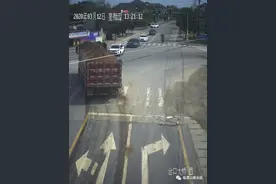 临澧：货车遗落砂石污染公路，被罚2000元图片