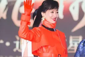 赵雅芝真让人佩服，穿橙色大衣还扎马尾辫，谁敢说这是67岁奶奶图片