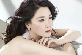 50岁的李英爱，为何被称为“氧气女神”？看这状态，这身材，迷人图片