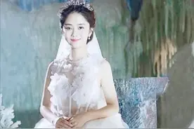 怀念母爱的温暖，谭松韵穿上母亲的婚纱拍照，美得不可方物图片