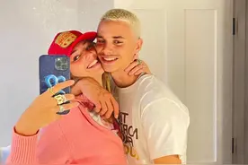 贝克汉姆要当爷爷？次子晒与模特女友自拍 网友：这造型是怀孕了呀图片