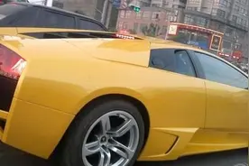 高速偶遇700W兰博基尼，瞟了一眼车牌，我的乖乖，赶紧发朋友圈图片