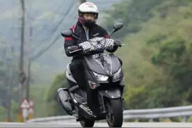 雅马哈第六代劲战125踏板车曝光图片