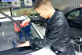 还在纠结新车贴膜，老师傅教你前档玻璃贴膜，新手学会不被忽悠视频封面