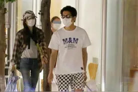 木村拓哉、工藤静香同框，穿格子情侣装甜腻，老公的大裤衩瞩目图片