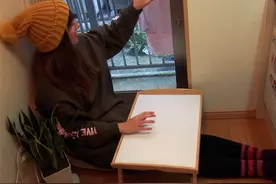 90后姑娘住进日本8㎡“缝隙房”，吃饭坐地上，睡觉爬梯子图片