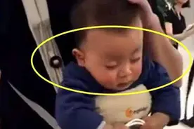 “最有责任心”宝宝出炉，睡着还不忘帮妈妈拎包，堪称尽职尽责图片