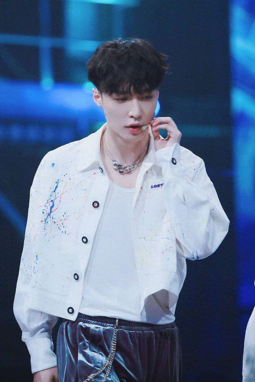 张艺兴白色涂鸦外套,这身材比列简直绝了,谁能不爱