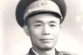 政委是上将，军长是少将，为表不满，他终生不穿少将礼服图片