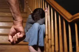 印度渣男嫌嫁妆不好，称百万元汽车配不上他，对娇妻拽头发踢脸图片