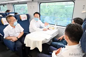 吉林省委书记景俊海再次乘坐长春至松原列车，实地检查铁路沿线综合整治工作图片