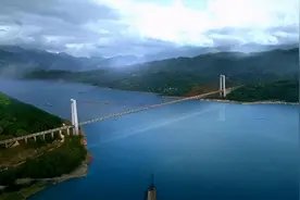 重庆建最大跨径桥梁，跨度1020米，塔有60层楼高，就在万州图片