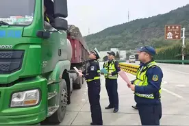 高速交警开展货车抛洒专项宣传图片