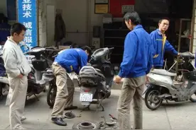 为什么电动车电池一充电就满，一拧转把就会掉2格电，告诉你原因图片