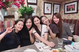 高圆圆与好友聚会，不常演戏的闺蜜比她老一圈，明兰母亲最甜美图片