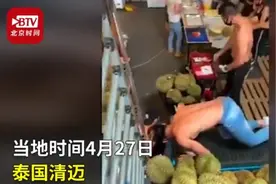 撸铁不行撸榴莲！健身房停业泰国教练光膀子卖榴莲图片