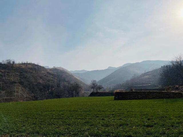 郑州驴友徒步经典户外线路，万丈梯刀背山穿越小长城黄金大草原