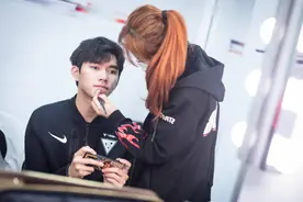 专访OMG打野Aki：最大的目标应该都是夺冠吧图片