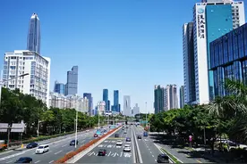 实拍深圳星级城市主干道滨河大道，摩天高楼绿化一流，可以这样美图片