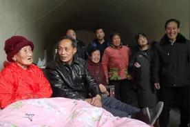 农村兄妹9人伺候1个104岁老妈妈，他们赡养老人方式很有意思图片