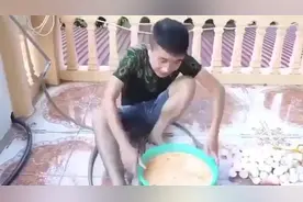 15岁网红男孩为取悦粉丝，打碎200个蛋泼母亲头，网友：自作自受图片