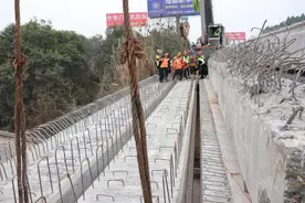保通！四川交投建设火速行动，完成成渝高速石盘立交梁板安装图片