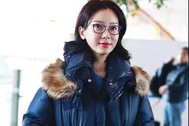 真是服了陈数，土气大棉袄也能穿出高级感，戴黑框眼镜还有学生味图片
