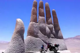 现实版“五指山”，埋没在荒凉沙漠的雕塑，被称为沙漠之手图片